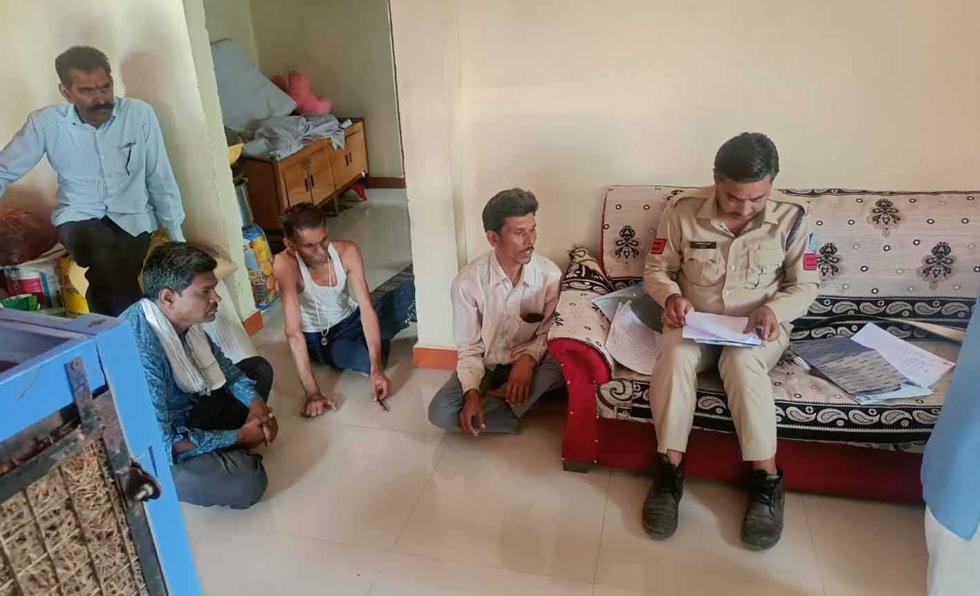 पहले पत्नी ने बेटी के साथ खाया जहर, फिर पति ने भी लगाई फांसी
