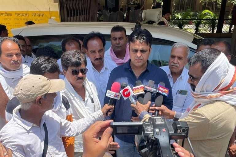 ग्रामीणों ने हंडिया बैराज से डूब की आशंका जताई