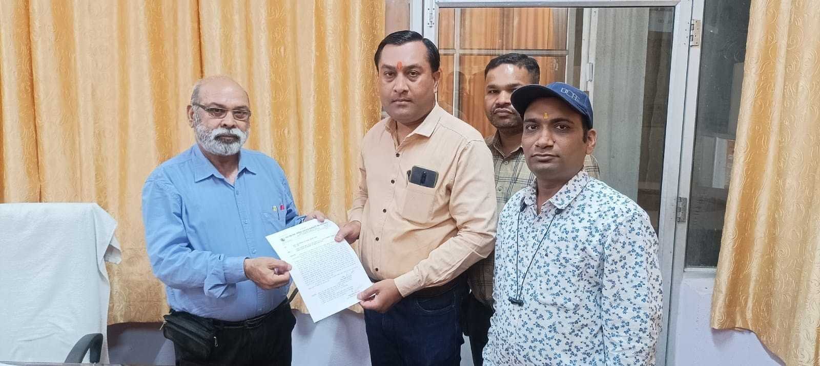 सीएम के वादे पर संविदा स्वास्थ्य कर्मचारियों की हड़ताल स्थगित