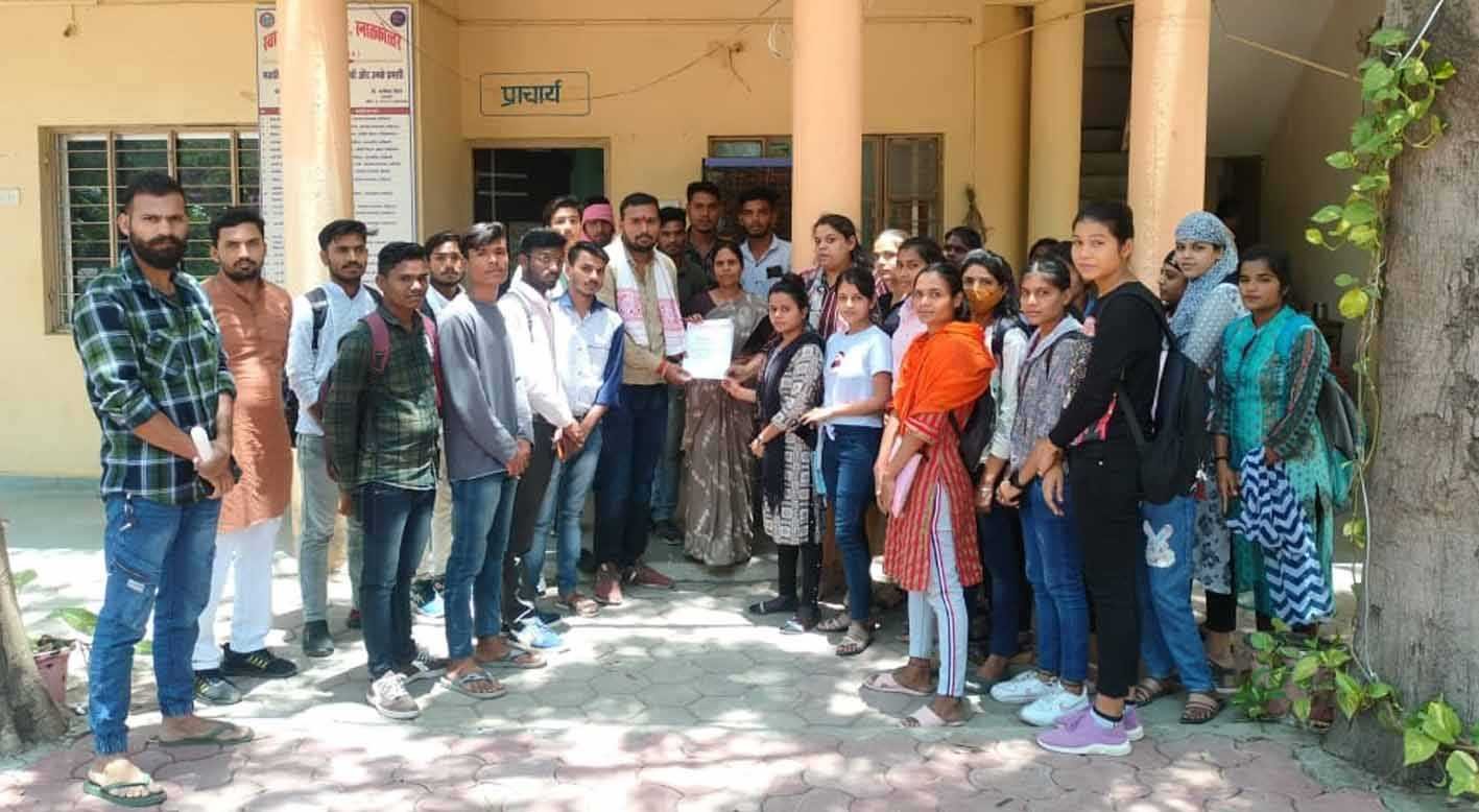 बीयू के कुलपति के नाम सौंपा ज्ञापन