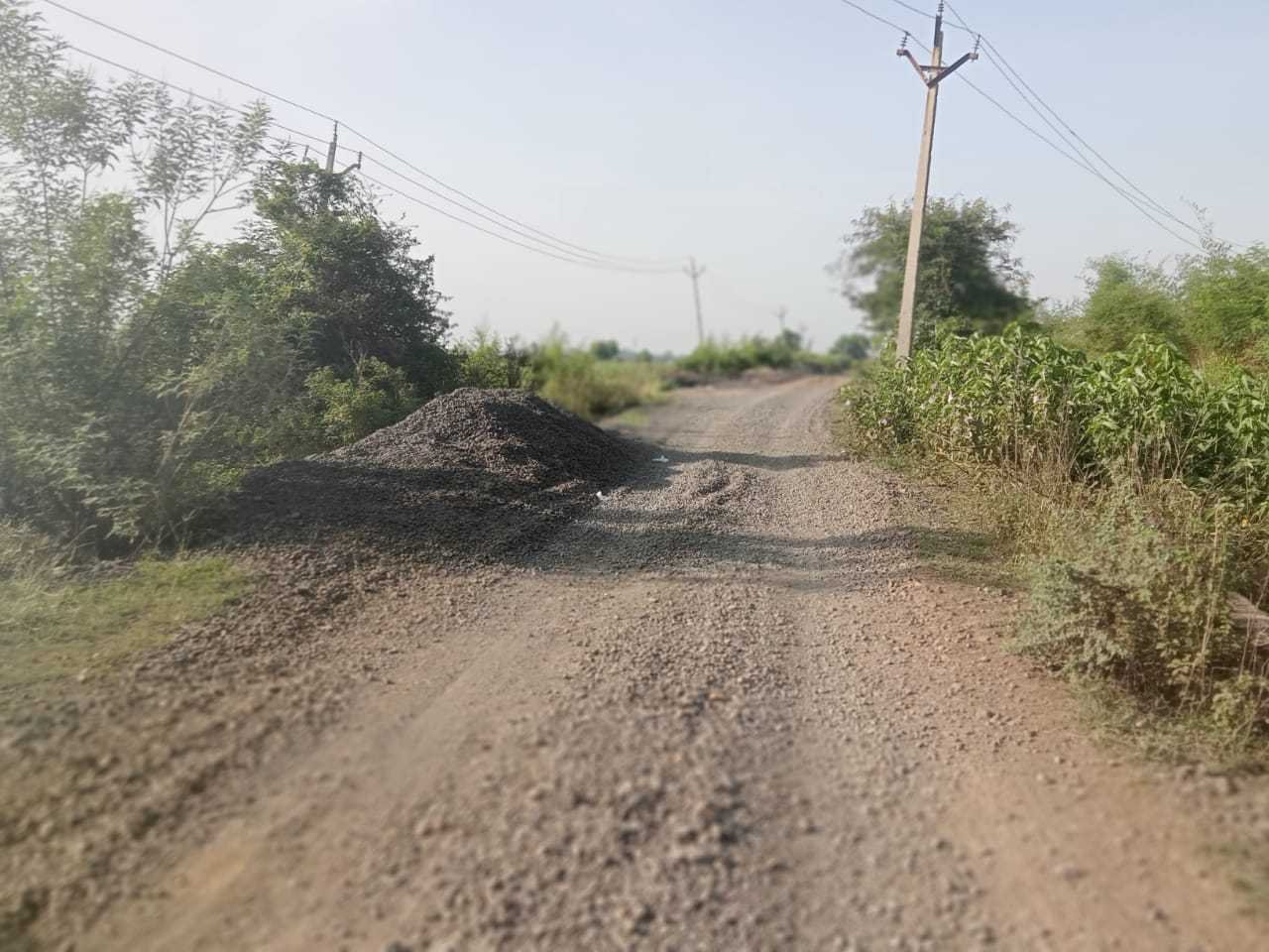 ग्रामीण बोले, अधूरी सड़क से आवाजाही में दिक्कतें