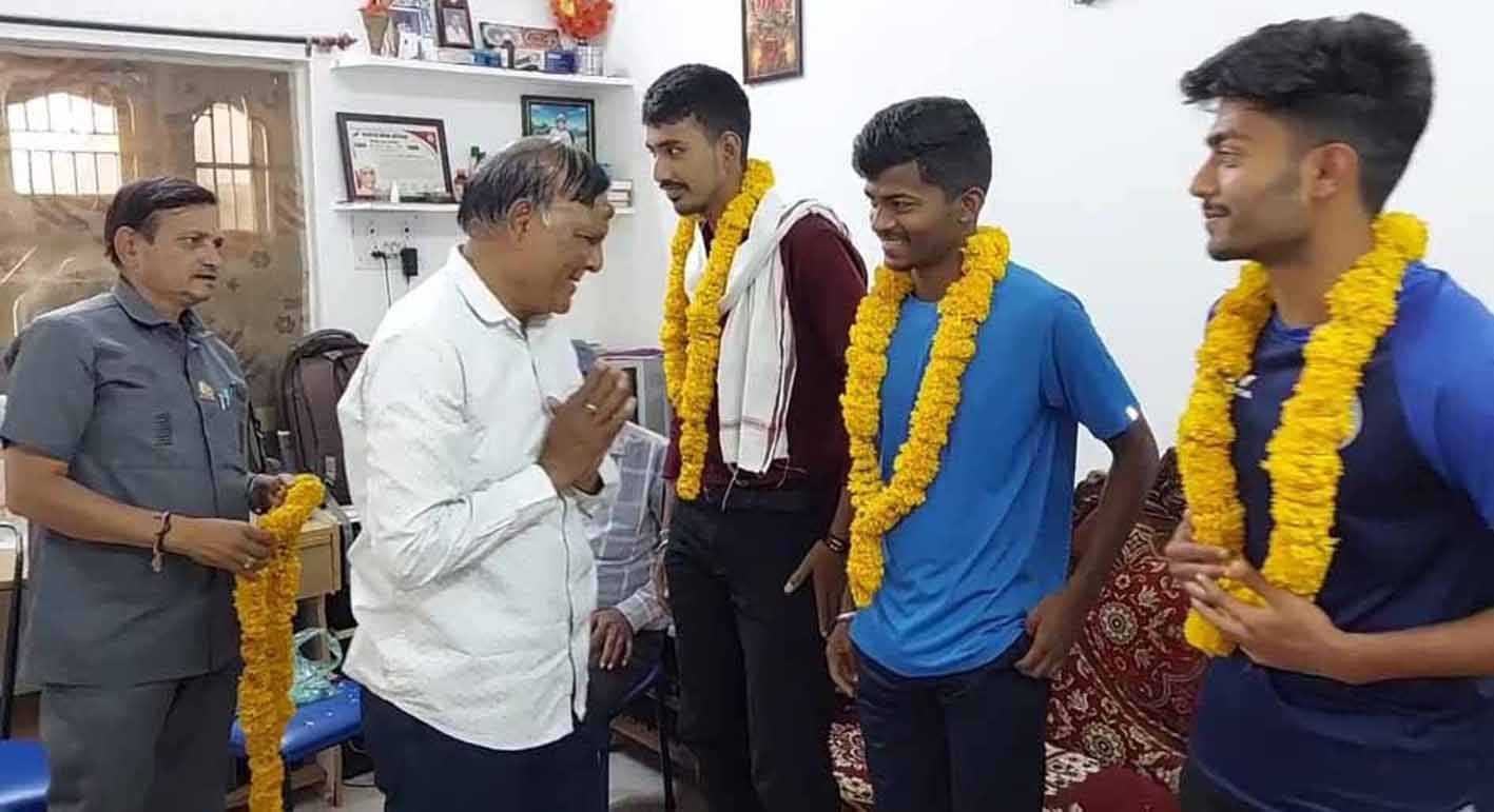 मणिपुर हिंसा में फंसे 4 छात्र पहुंचे अपने घर, परिवार में छाई खुशी
