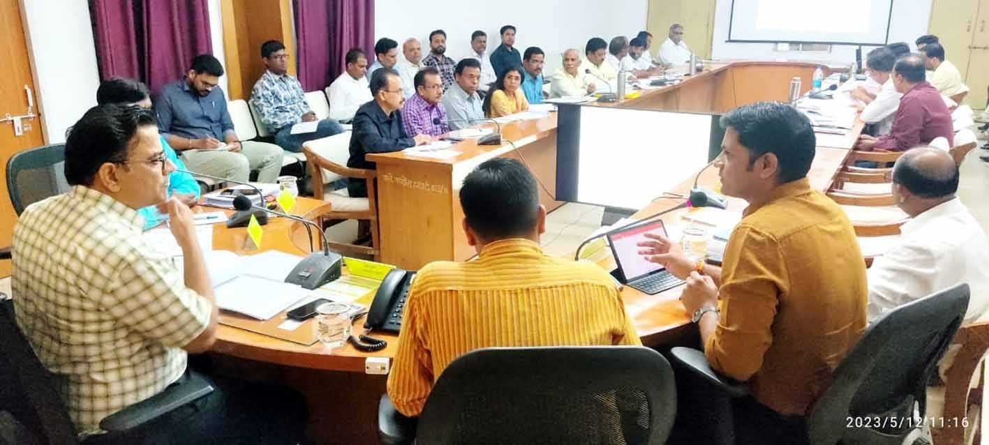 राजस्व वसूली बढ़ाएं और प्रकरणों का निराकरण समय पर करें