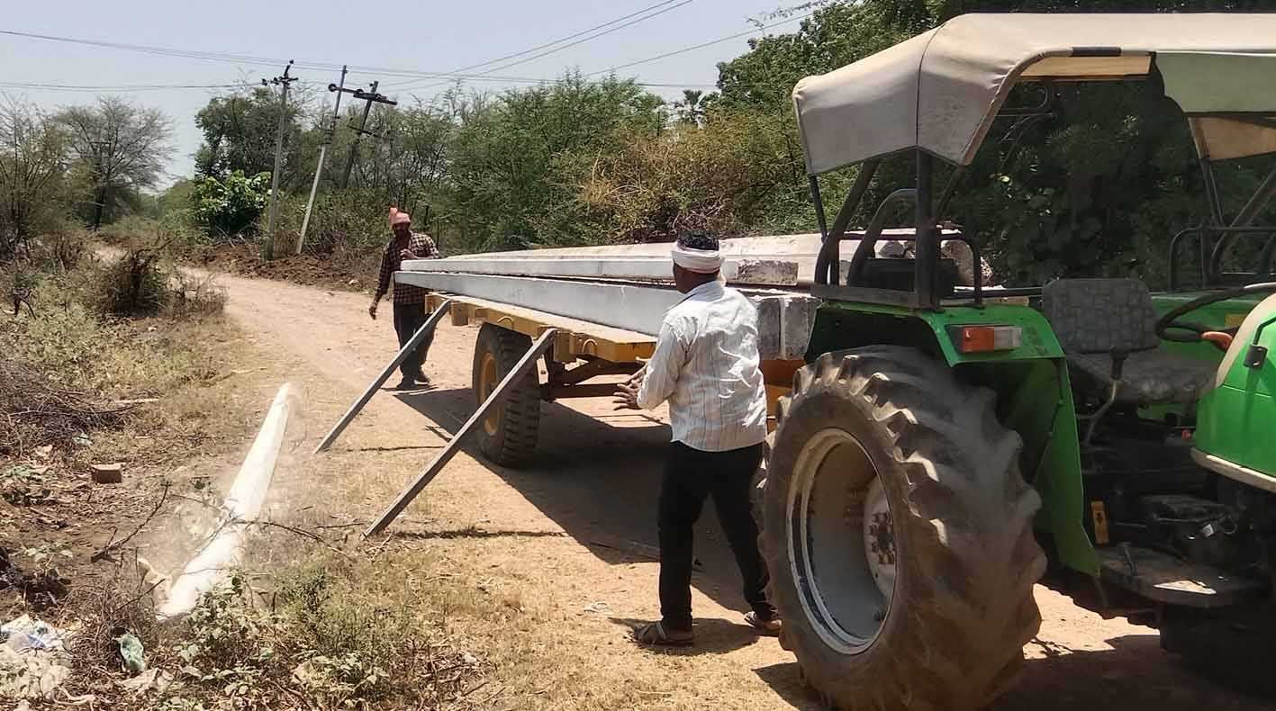 खबर का असर….  मौके पर पहुंचाए विद्युत पोल, कसाएंगे सारे तार