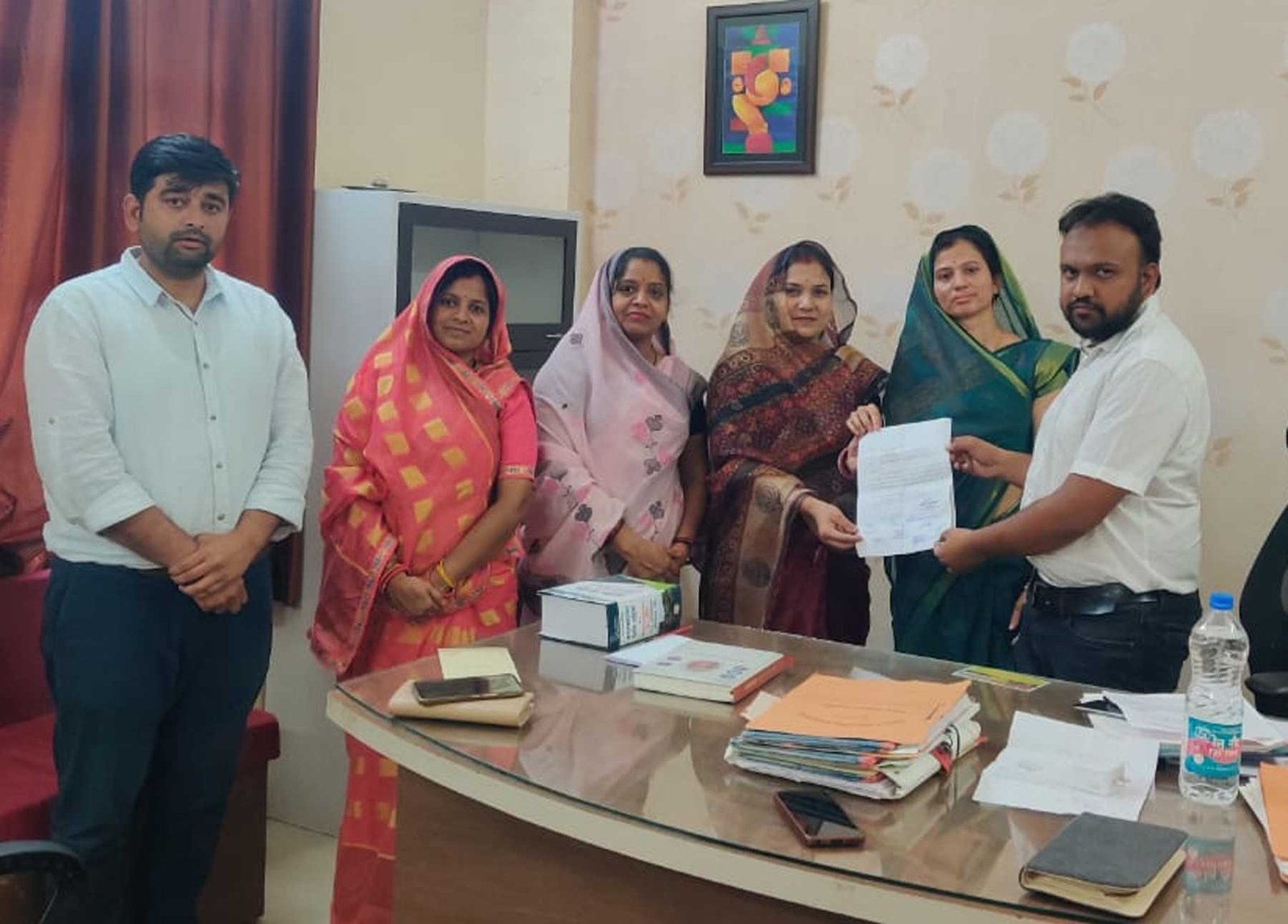बोर खनन में हो रहा घटिया सामग्री का इस्तेमाल, पार्षदों ने सौंपा ज्ञापन