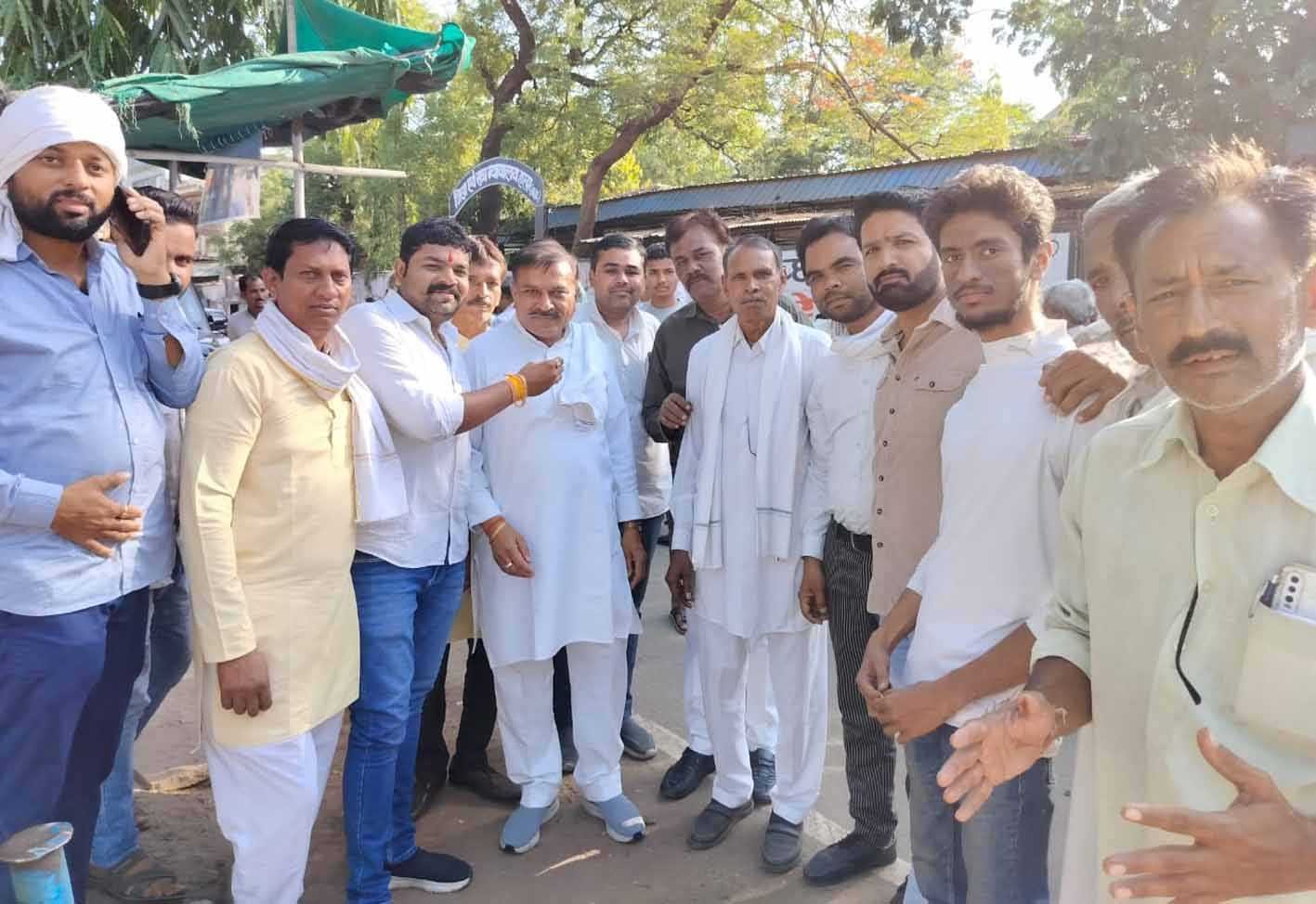 जीत की खुशी में झूम उठे कांग्रेसी