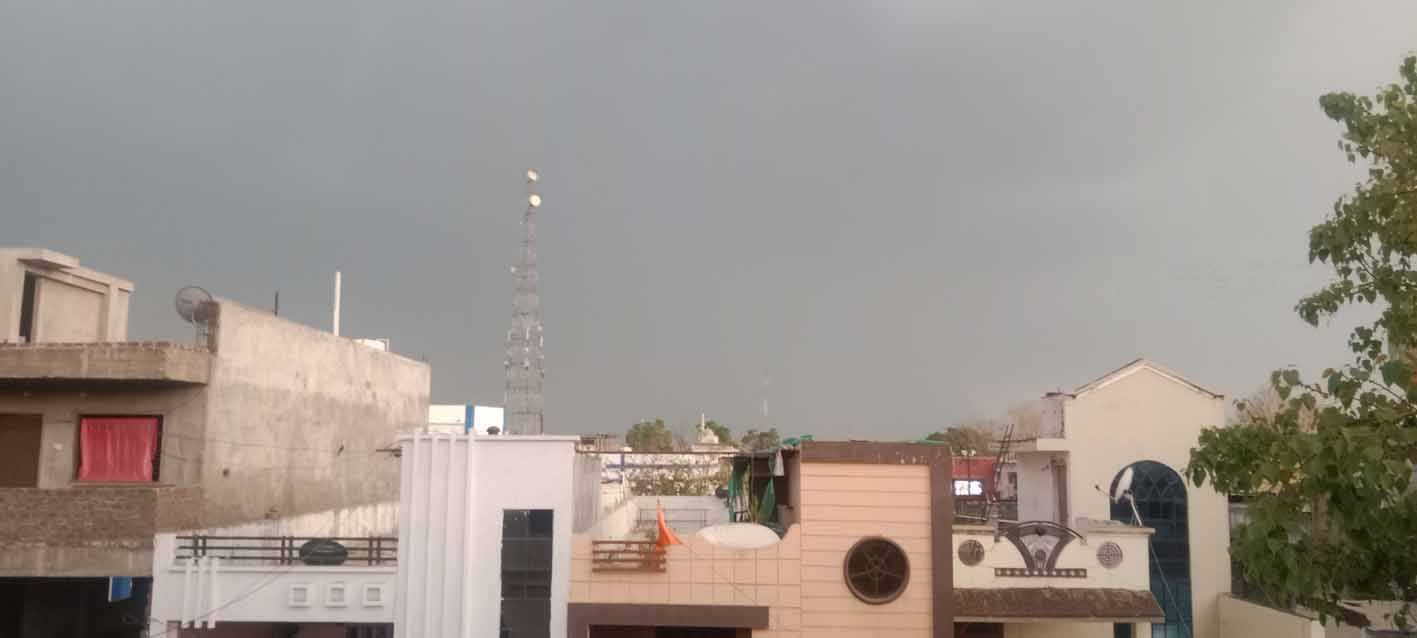 तेज गर्जनाओं के साथ हवा-आंधी का दौर