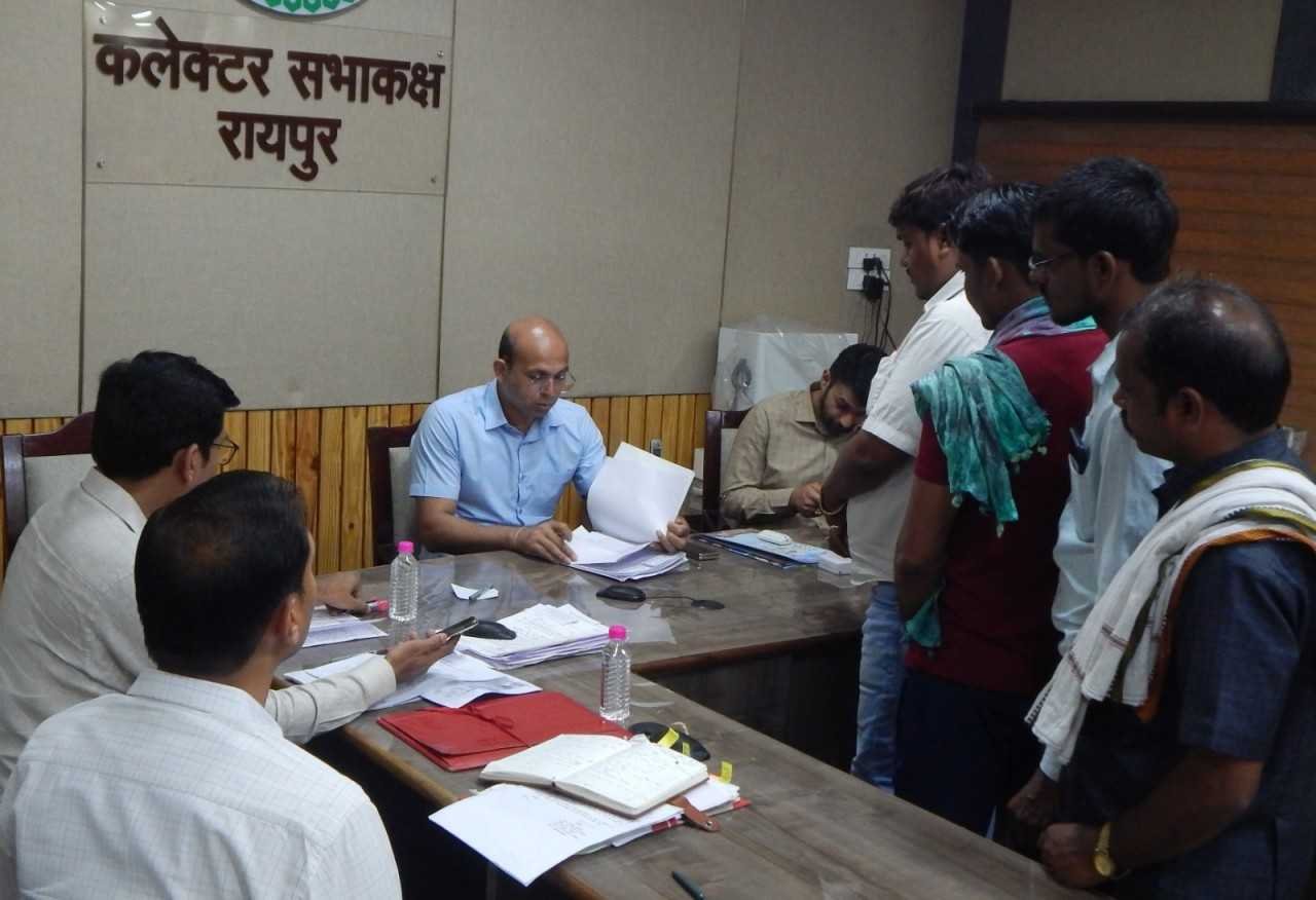 कलेक्टर डॉ भुरे ने सुनी आम नागरिकों की समस्याएं