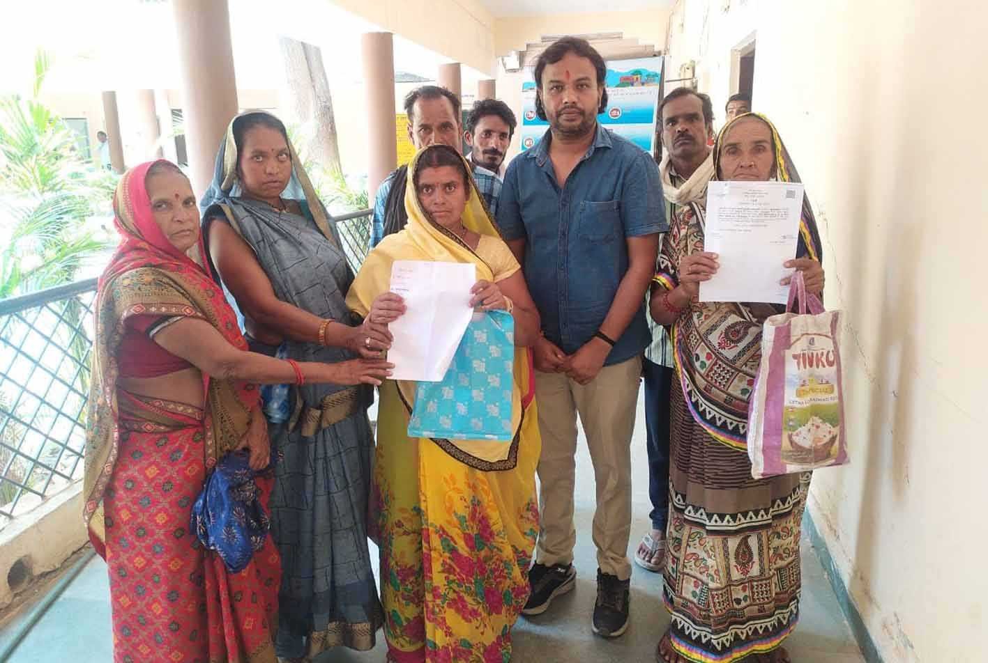 सड़क की मरम्मत कराने की मांग, सौंपा ज्ञापन