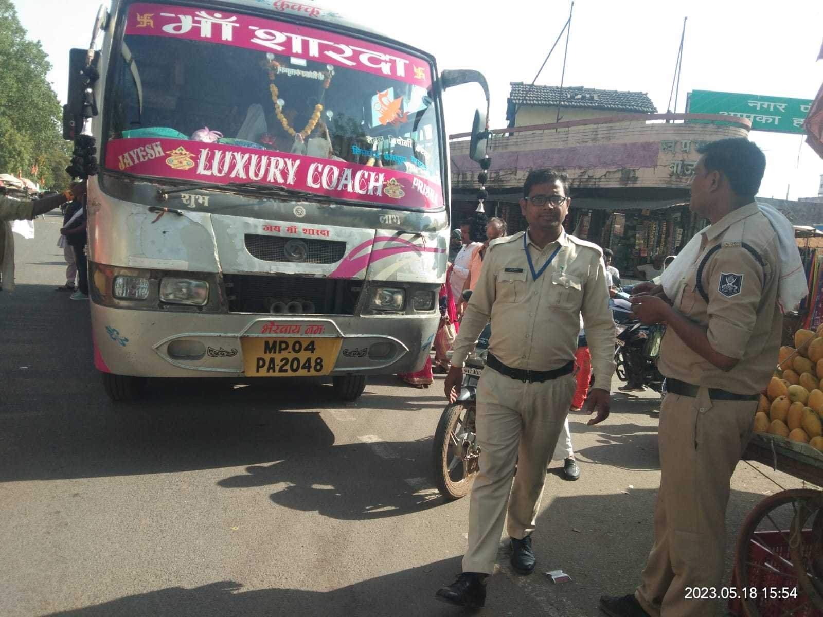 बकाया टैक्स व बिना परमिट की 2 सवारी बस जप्त