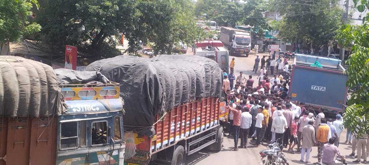 दुर्घटना के विरोध में घण्टो तक हाईवे जाम