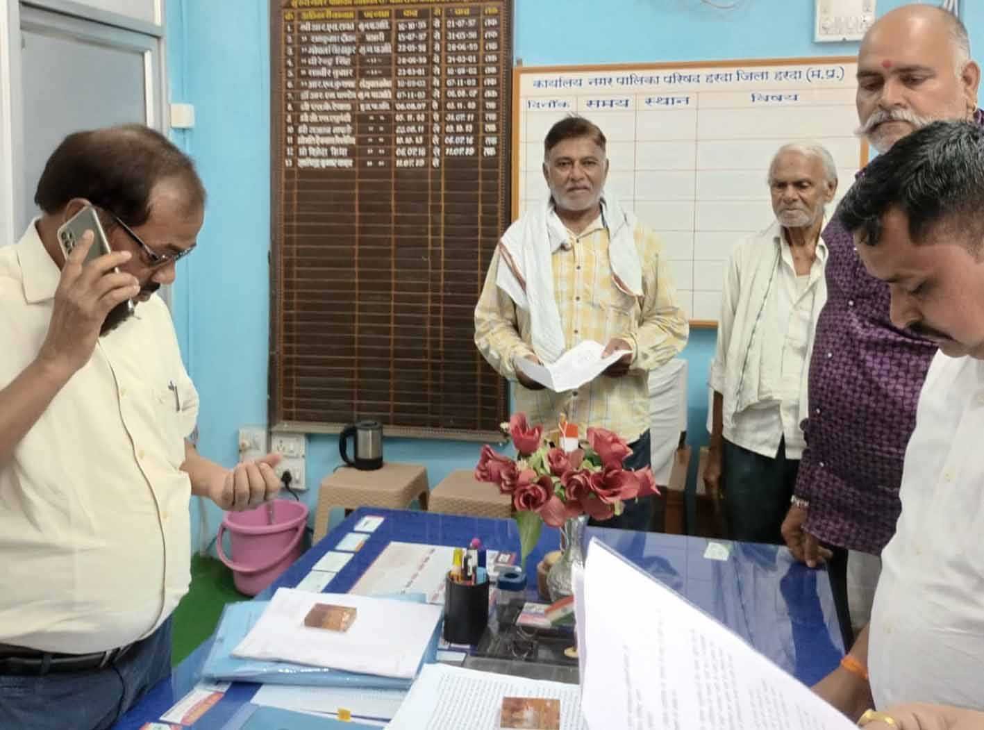 बिना पार्किंग बन रहे व्यावसायिक कॉम्पलेक्स का किया विरोध