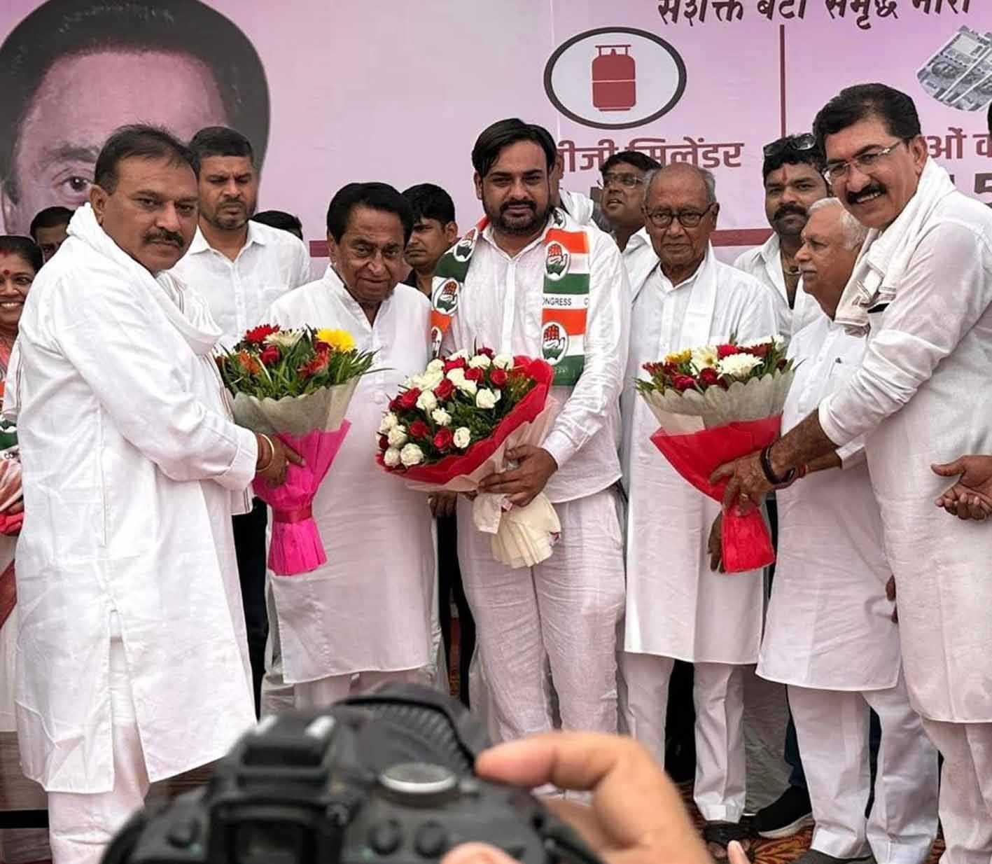 भाजपा छोड़ कांग्रेस में शामिल हुए दीपक सारण  