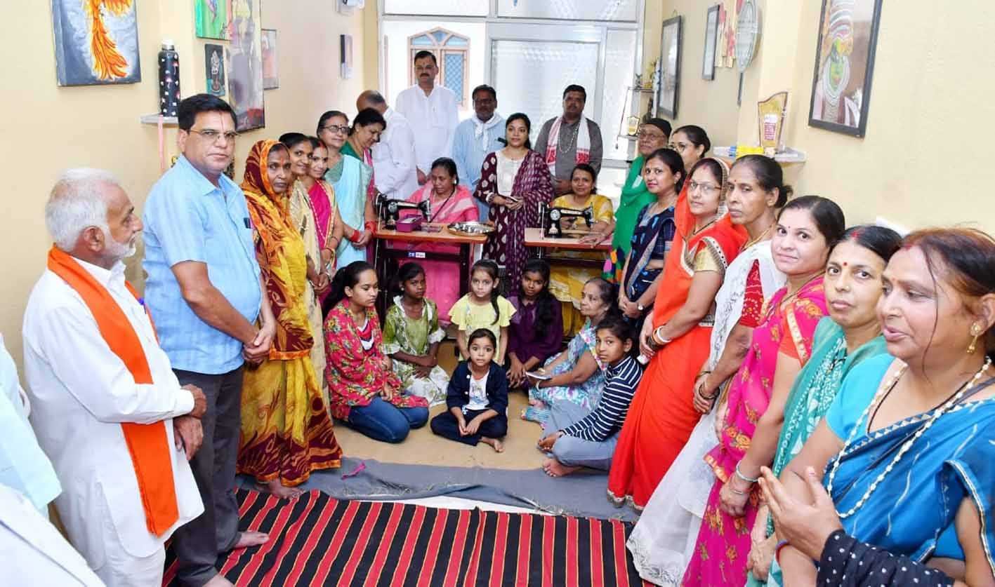 महिलाओं के हितार्थ सिलाई केन्द्र की शुरुआत