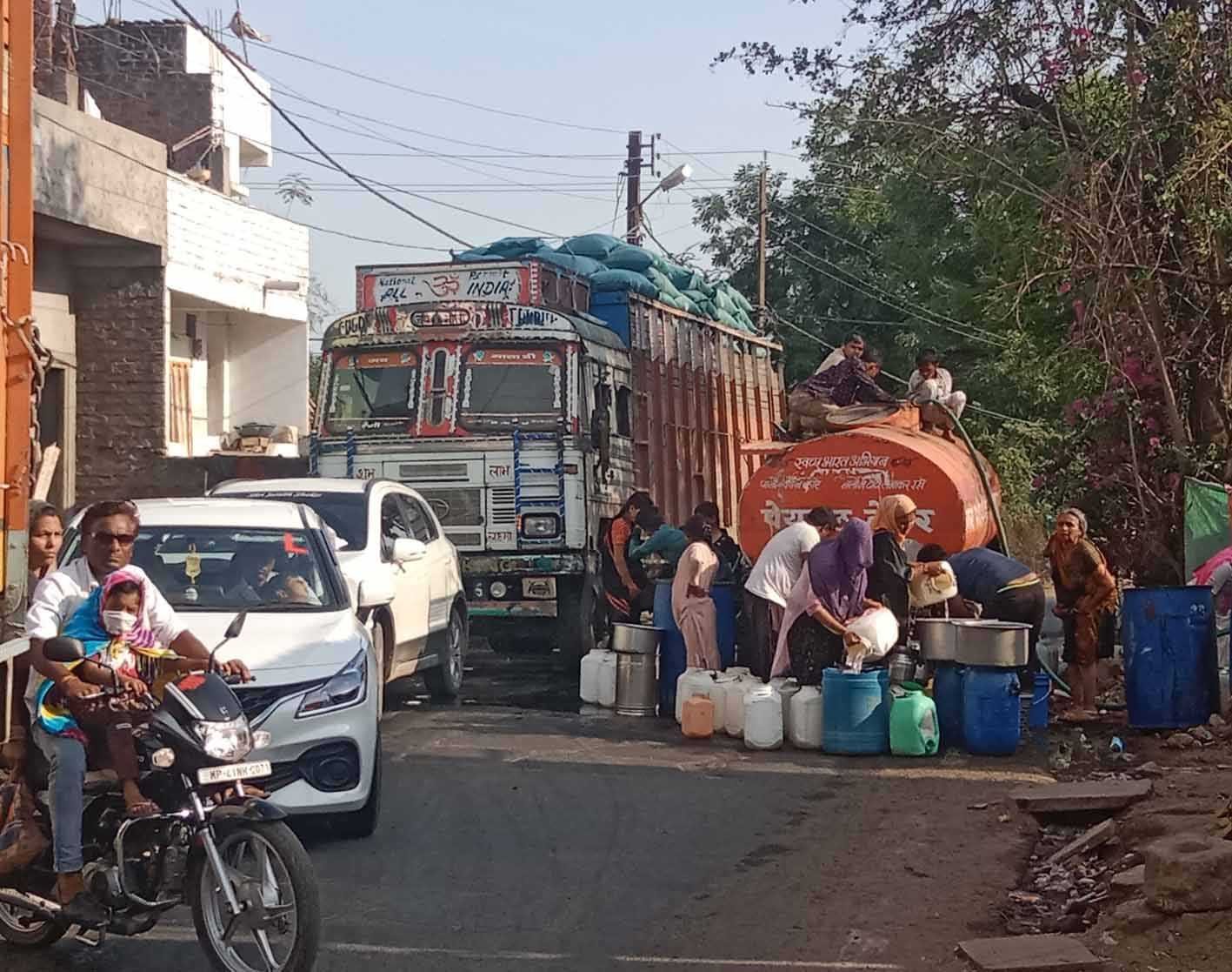 सड़क पर पानी का टैंकर, ट्राफिक ध्वस्त