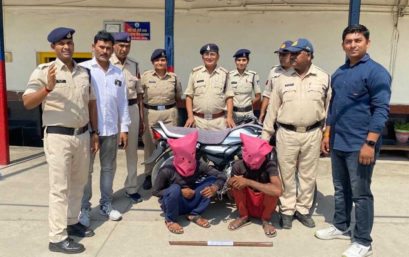 चलती टे्रन में मोबाइल लूटने वाले दो लुटेरे धराए