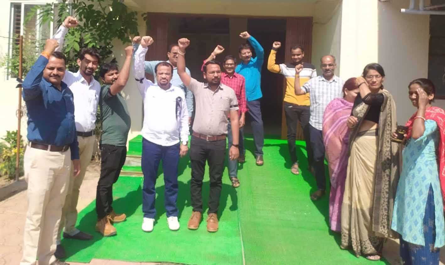 लिपिकों ने काली पट्टी बांधकर जताया विरोध