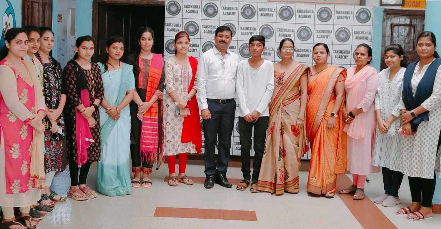 तक्षशिला के विद्यार्थियों ने फहराया सफलता का परचम
