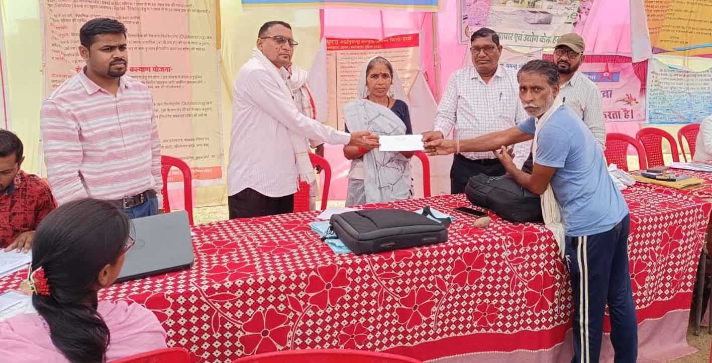 क्लस्टर के्रडिट कैम्प में 9.94 लाख की सहायता राशि का वितरण