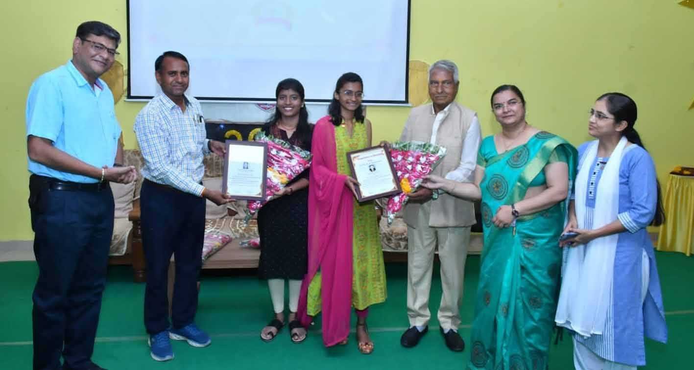 छात्र जीवन में माता-पिता व गुरूजनों का विशेष महत्व