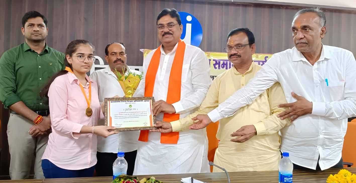 कृषि मंत्री ने मेधावी विद्यार्थियों का किया सम्मान