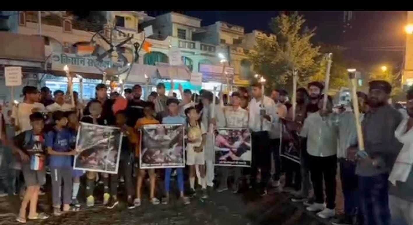 प्रदर्शन….  पहलवानों के समर्थन में मशाल जुलूस