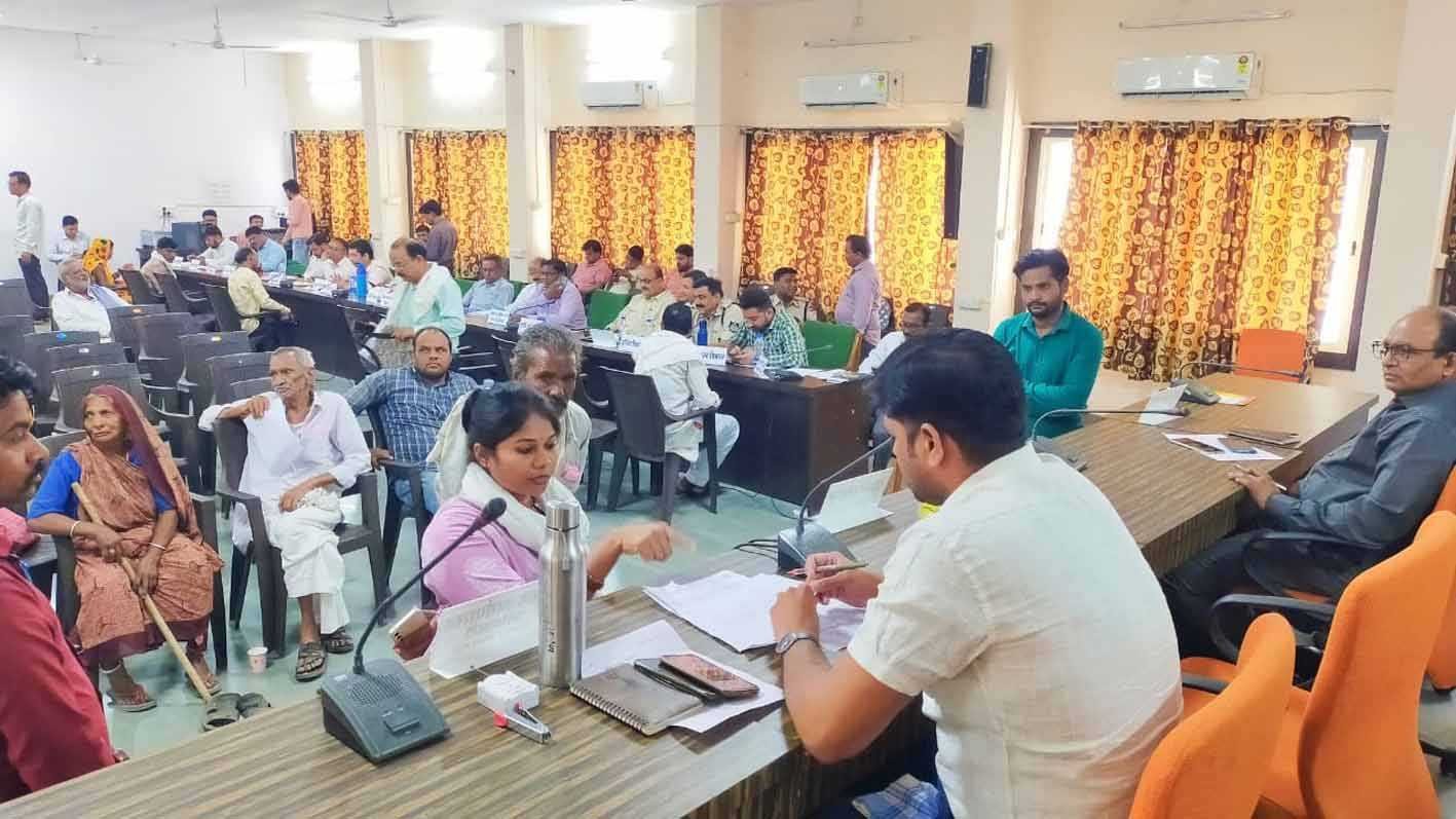 जनसुनवाई में नागरिकों ने बताई समस्याएं