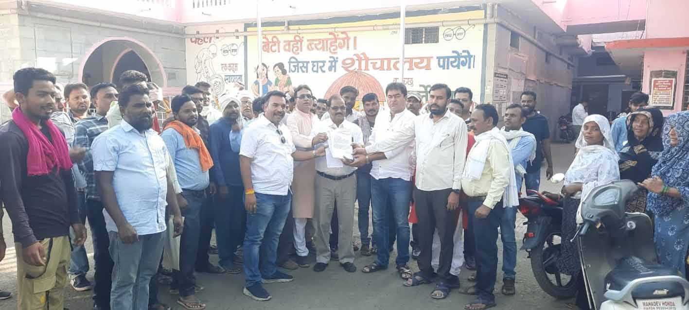 नियमितिकरण की मांग को लेकर सौंपा ज्ञापन