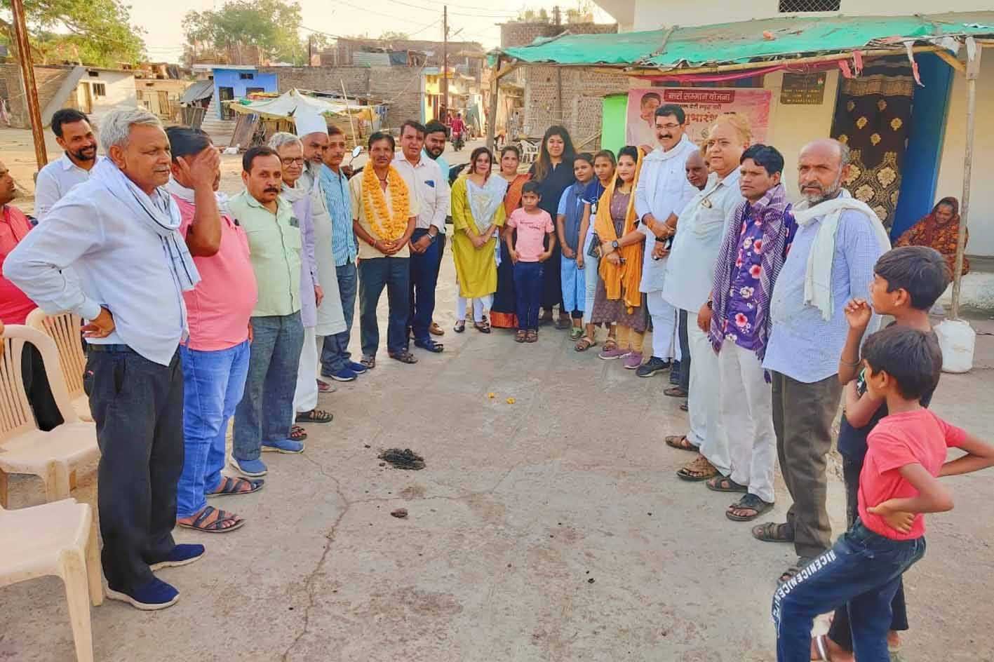 राजीव गांधी वार्ड में भरे नारी सम्मान योजना के फॉर्म