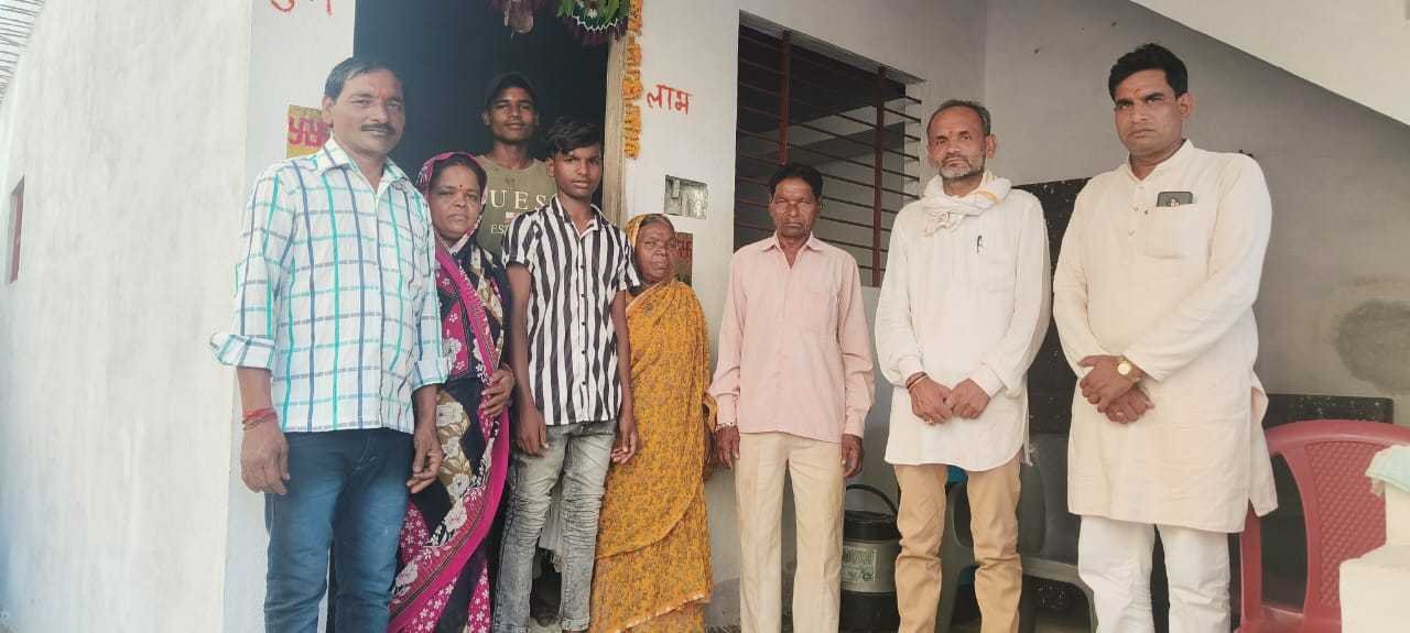 गृह प्रवेश कार्यक्रम में पहुंचे विधायक प्रतिनिधि