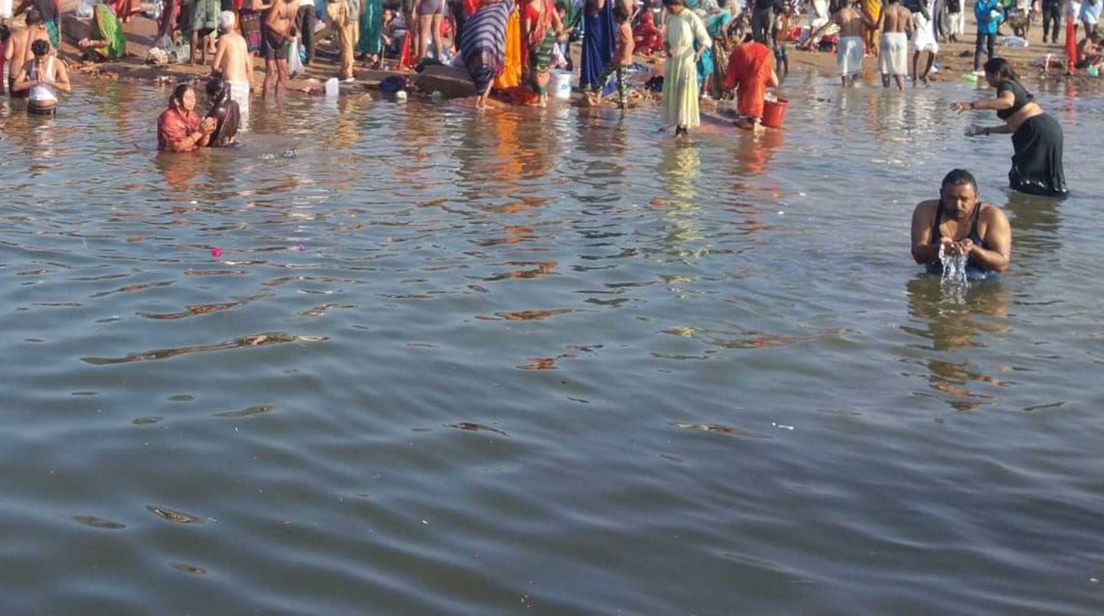 घटते जलस्तर ने बढ़ाई चिंता- 400 फिट दूर पहुंची नर्मदा की जल धारा, बीच नर्मदा में पहुंचकर करना पड़ रहा श्रृद्धालुओं को स्नान