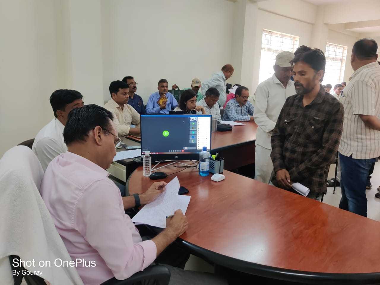 जमीन का पट्टा देने के नाम पर सरपंच ने मांगें रुपये, कलेक्टर ने एसडीएम को जांच सौंपी