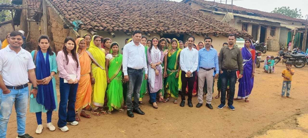 श्रीअन्न उत्पादन की विभिन्न परम्परागत तकनीकों पर की ग्रामीणों से चर्चा