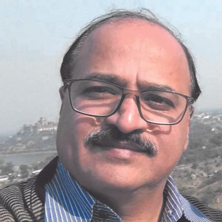 गीतों में समाया जीवन देखने की अनोखी दृष्टि