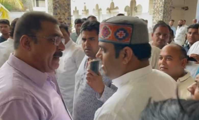 कार्यकर्ता सम्मेलन में टिकट की बात पर कांग्रेस अध्यक्ष और युकां प्रदेश महासचिव के बीच नोंकझोंक