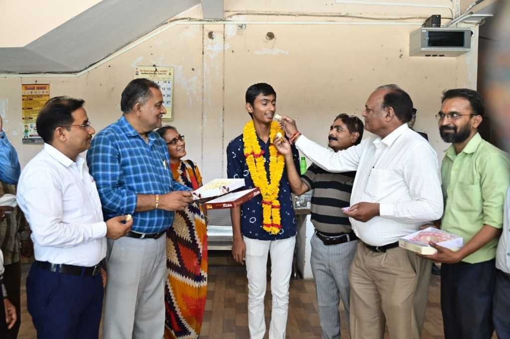 रिजल्ट आते ही खिल उठे विद्यार्थियों के चेहरे, हायर सेकेंडरी का परिणाम 58.58 और हाईस्कूल का परीक्षा परिणाम 68.16 प्रतिशत रहा