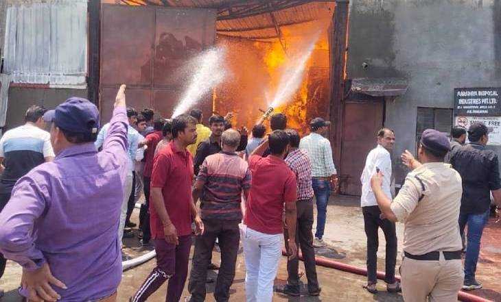 डिस्पोजल कंपनी में लगी भीषण आग, 2 की मौत, 2 गंभीर झुलसे