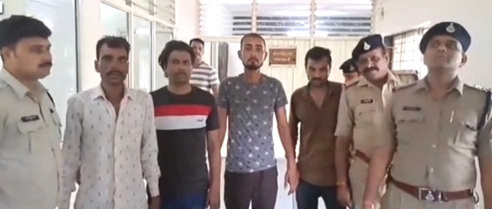 लूट की योजना बना रहे 4 आरोपी गिरफ्तार, एक फरार, 2 पिस्टल व 2 धारदार चाकू जब्त