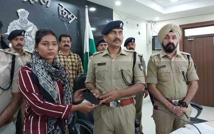 पुलिस ने 35 एंड्राइड फोन खोजकर मोबाइल धारको को लौटाए, खिल उठे चहरे
