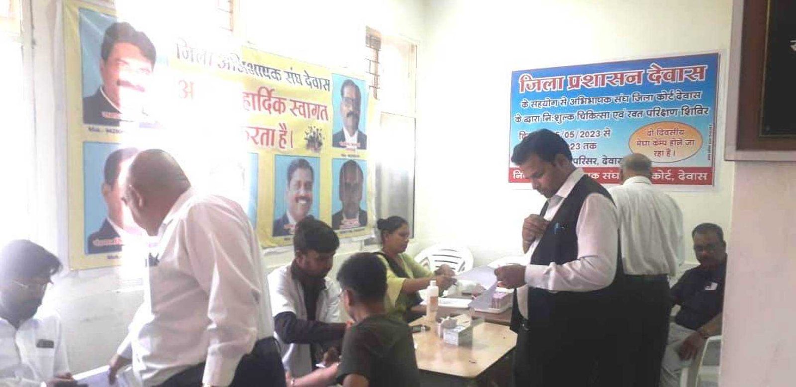 जिला न्यायालय में अभिभाषकों का किया गया नि:शुल्क स्वास्थ्य परीक्षण
