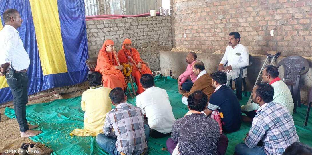 गौशाला पहुंची संत साध्वी, गौ माताओं की सेवा कर किया भ्रमण, व्यवस्था पर की चर्चा