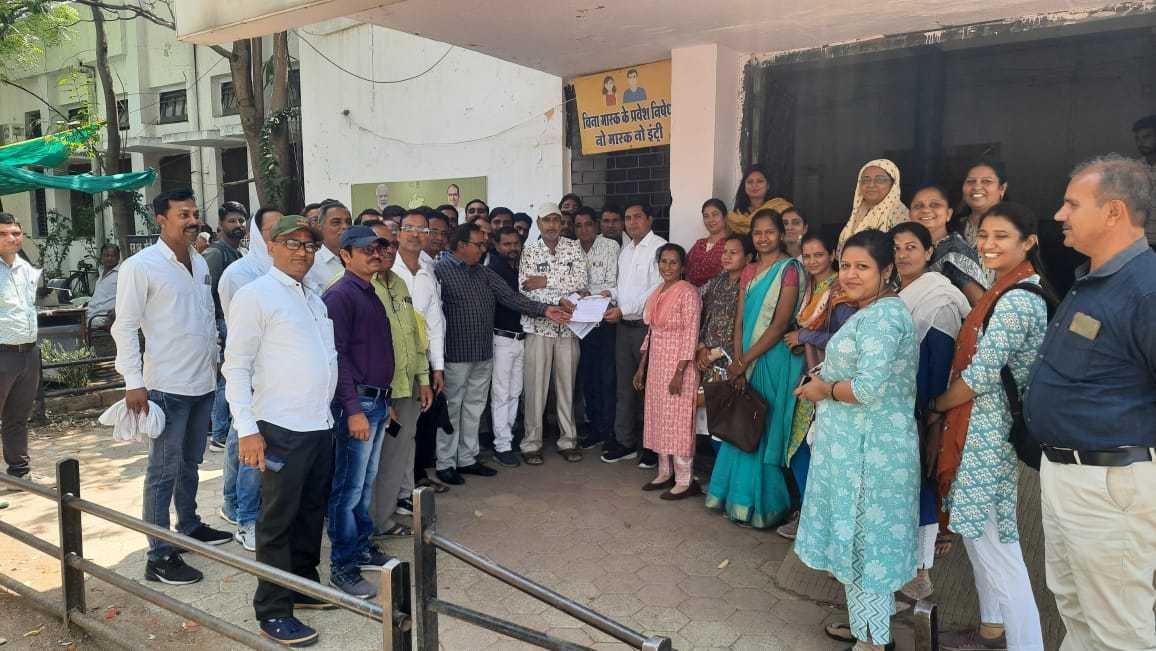 पटवारियों पर की गई कार्यवाही वापस लेने एवं समस्याओं को लेकर पटवारी संघ ने दिया ज्ञापन