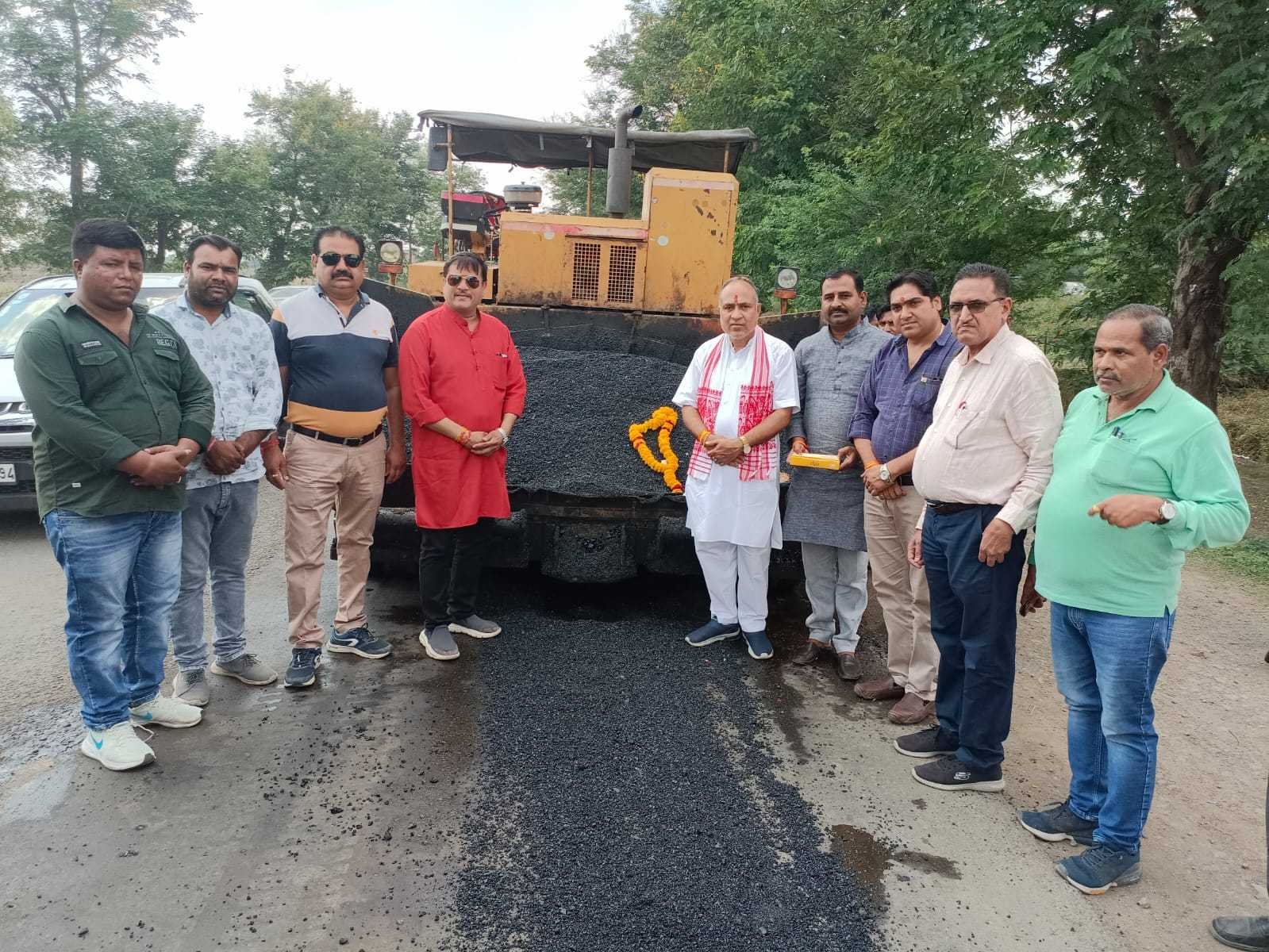 डामरीकरण कार्य का विधायक प्रतिनिधि ने किया शुभारंभ