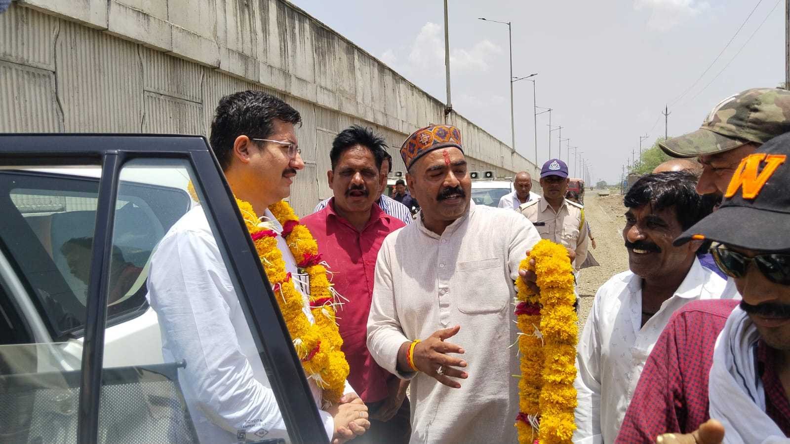 समस्याओं का त्वरीत निराकरण करने पर ग्रामीणजनों ने कलेक्टर व अन्य प्रशासनिक अधिकारियों का किया स्वागत