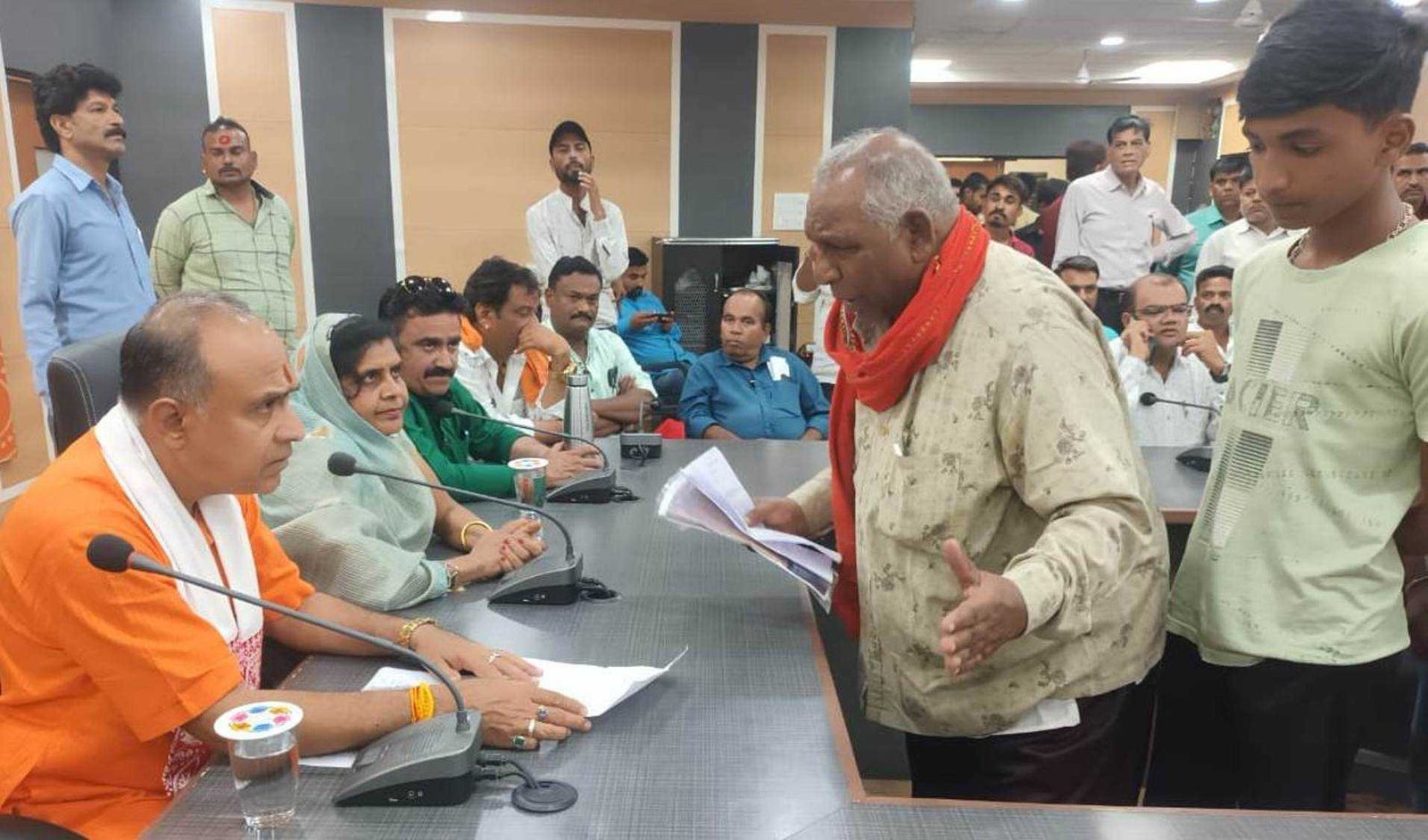 100 वर्ष पूर्व वाल्मीकि समाज को दान मिली मंदिर की भूमि को कब्जा मुक्त कराने को लेकर महापौर से लगाई गुहार