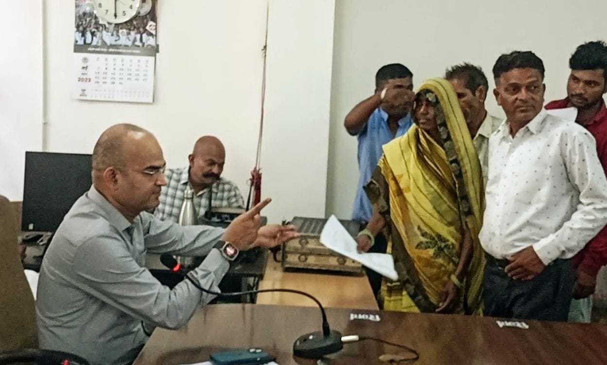 प्लाट पर जबरन कब्जा कर झूठी रिपोर्ट दर्ज कराए जाने की शिकायत कलेक्टर से की
