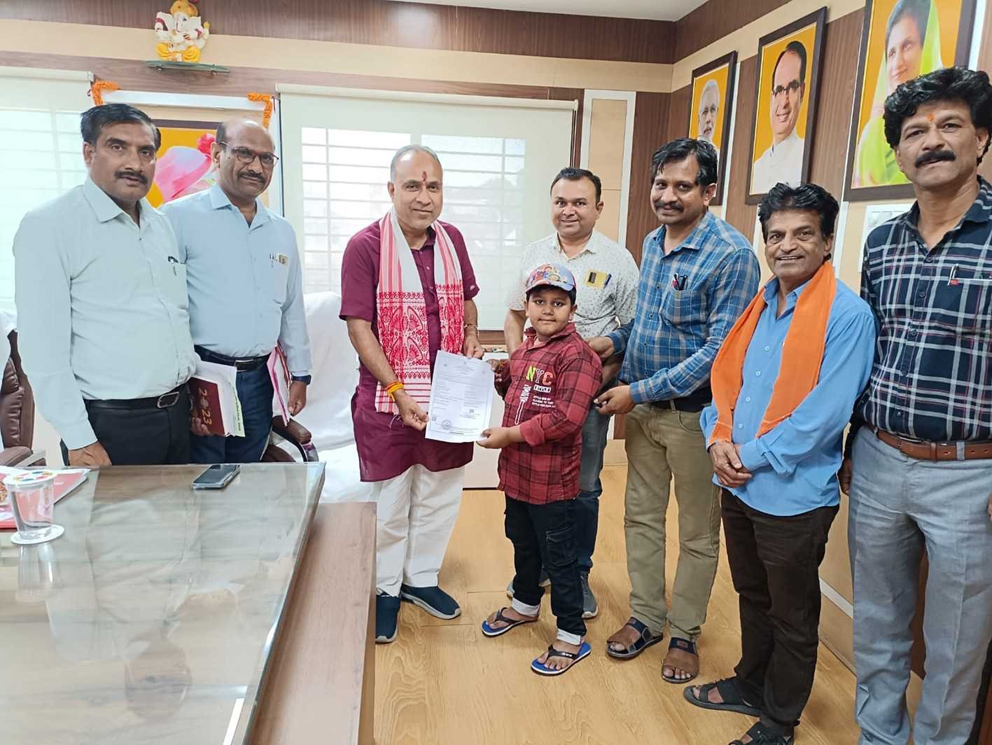 महापौर जनसुनवाई मे जन्म प्रमाण पत्र मे सुधार कर बालक को दिया