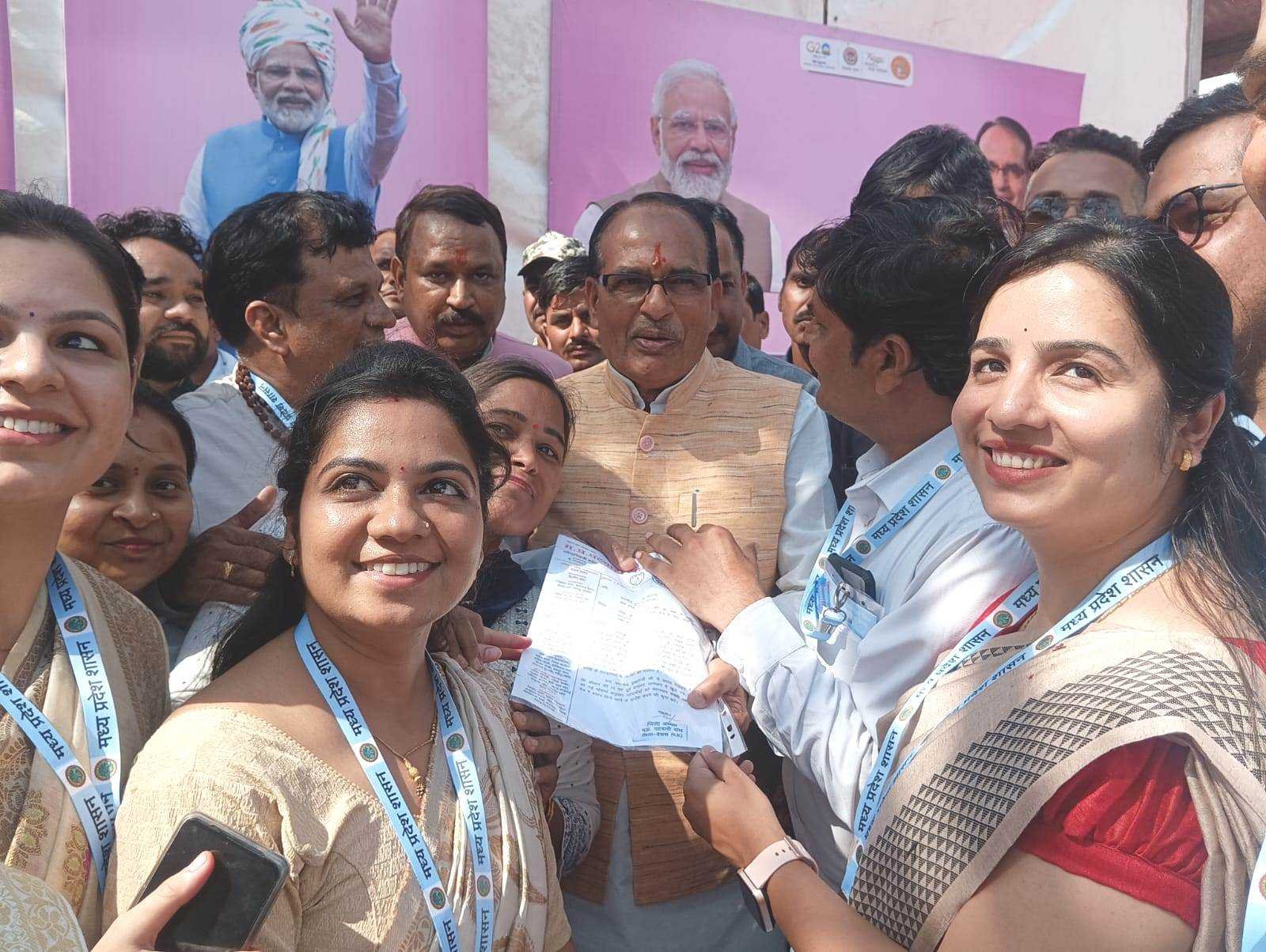 पटवारियों ने 2800 ग्रेड पे की मांग को लेकर मुख्यमंत्री को सौंपा ज्ञापन