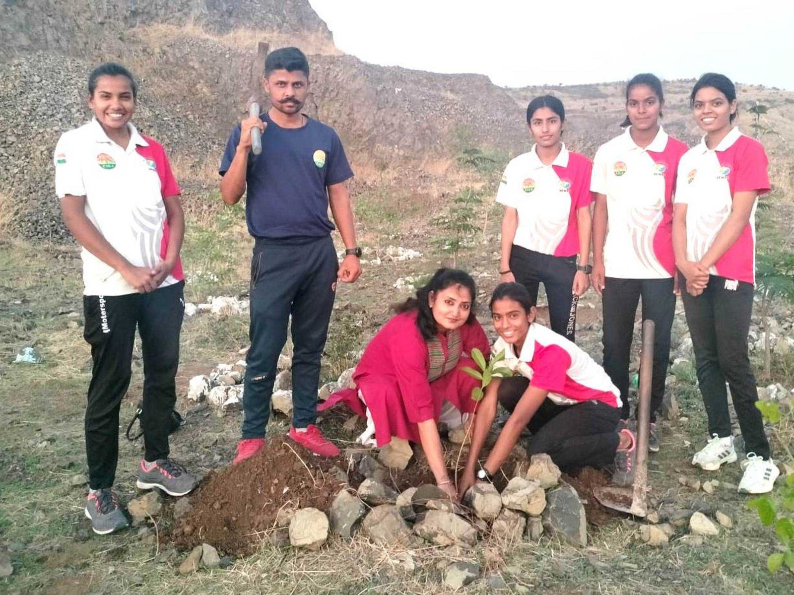 साइकिलिंग रेस में प्राप्त किया तीसरा स्थान, पौधारोपण कर मनाई खुशी