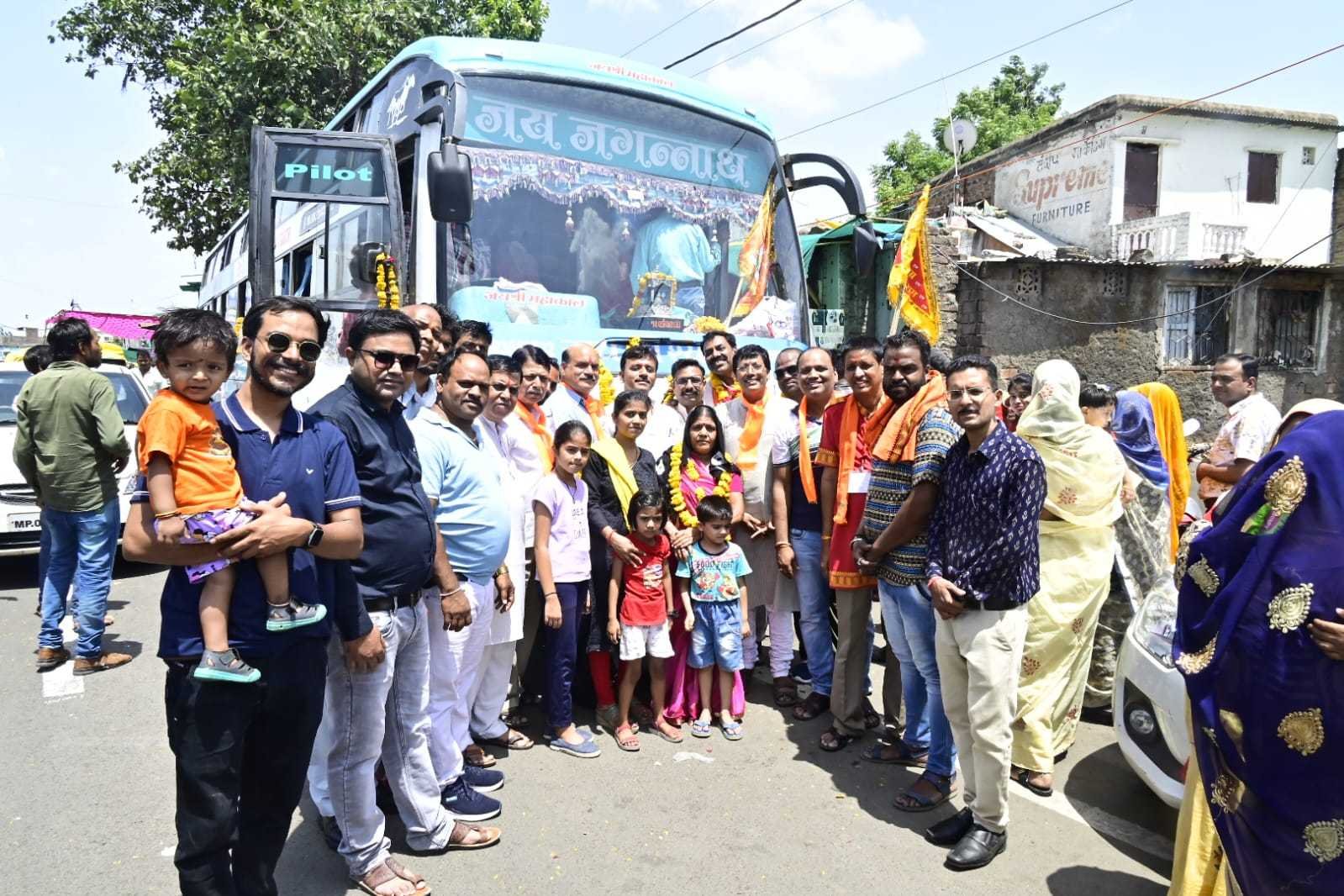 60 तीर्थ यात्रियों का जत्था चार धाम के लिए रवाना
